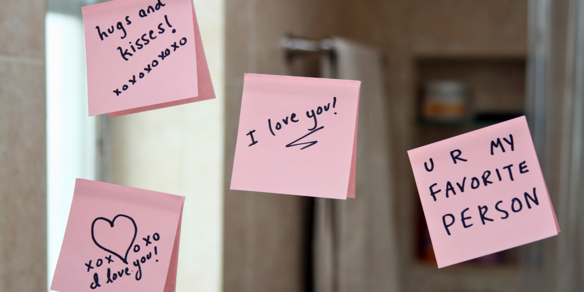 Sticky notes with endearing messages on a mirror.