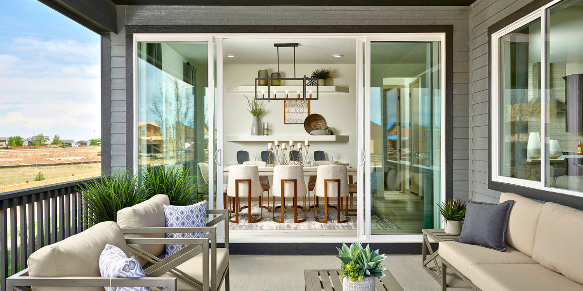 Balcony with furniture and a mountain view. 